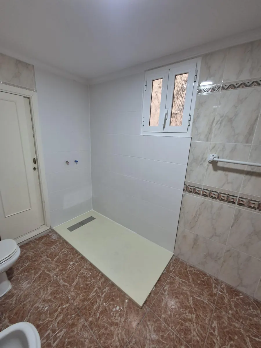 Oude badkamer met beige tegels