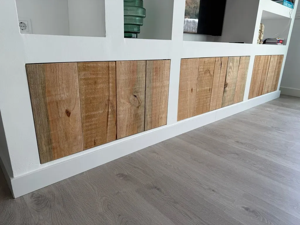 Lage vakkenkast met houten deurtjes in Ibiza-stijl