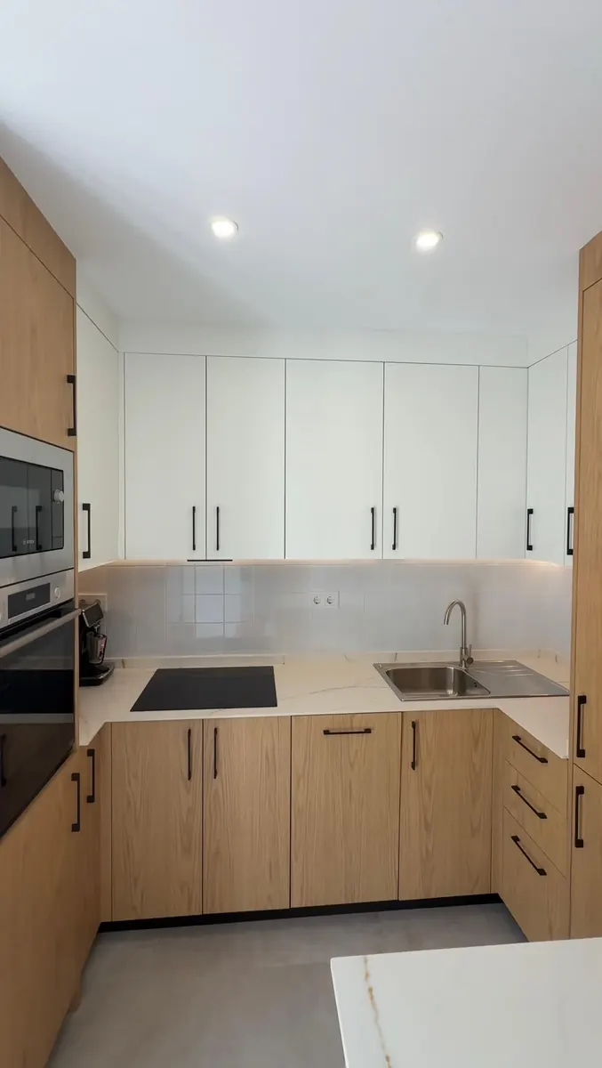 Nieuwe keuken met lichte kasten en inbouwapparatuur