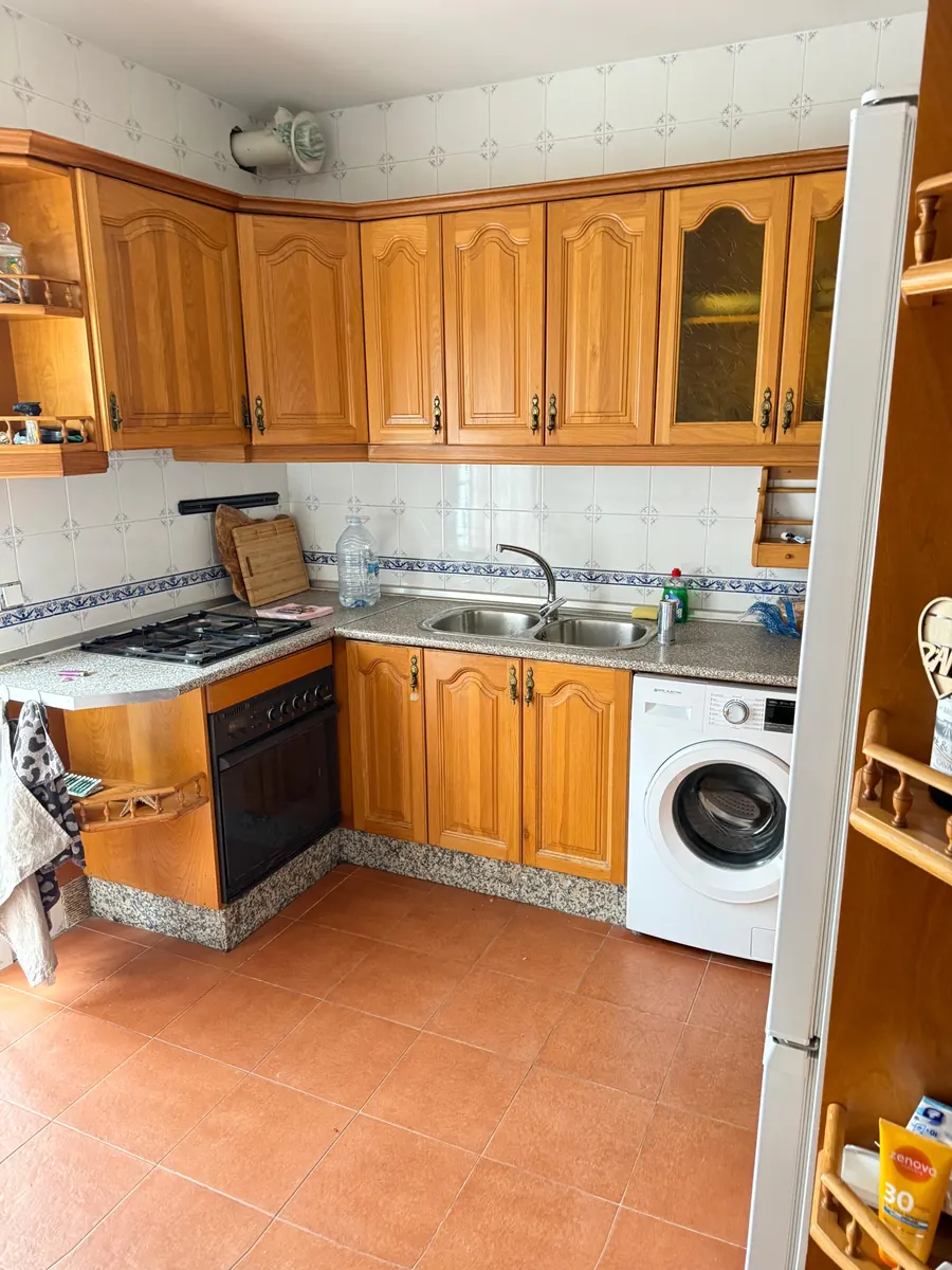 Oude keuken met houten kastjes
