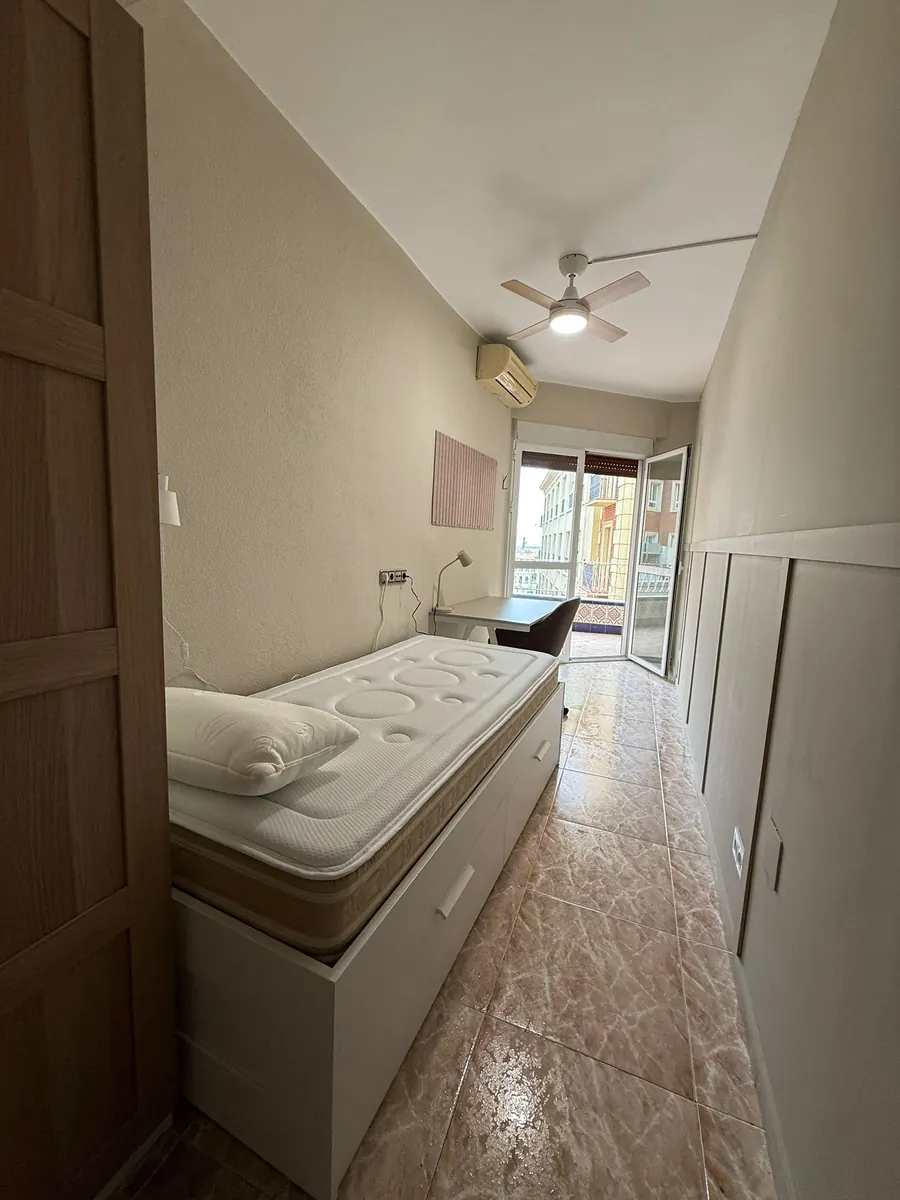 Een van de twee nieuwe slaapkamers, ingericht met bed