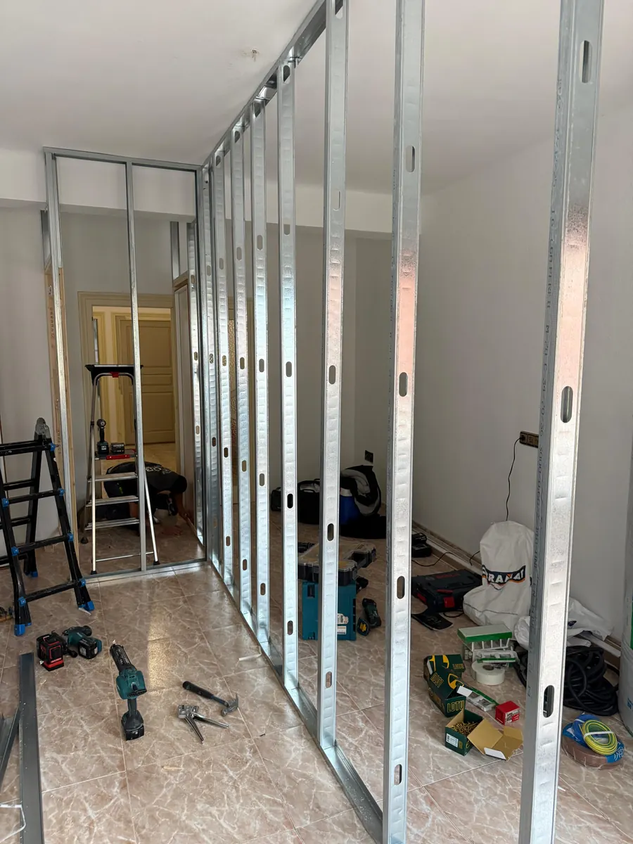 Metalen frame voor de nieuwe scheidingswand
