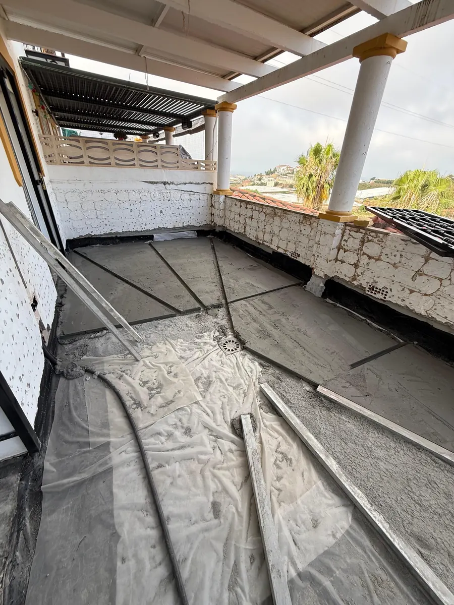 Dakterras tijdens de renovatie, de nieuwe ondergrond wordt aangebracht
